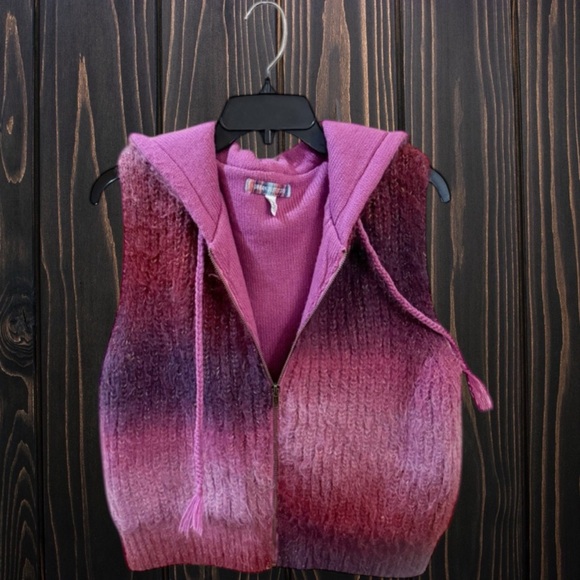 Urban Outfitters Hooded Zip-Up Sweater Vest EUC
Smoke/Pet Free - Picture 4 of 12